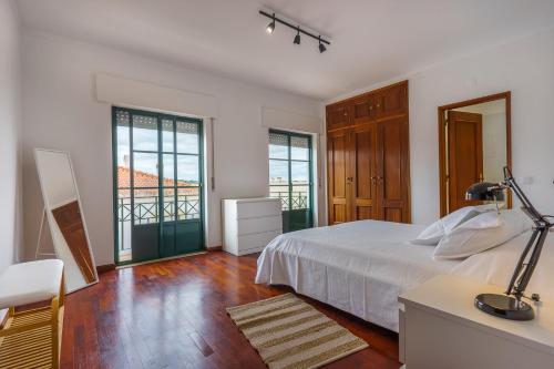 a bedroom with a bed and a table with a lamp at Santa Luzia in Alcácer do Sal