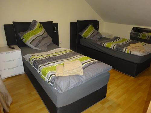 Tempat tidur dalam kamar di Private Ferienwohnung Lan