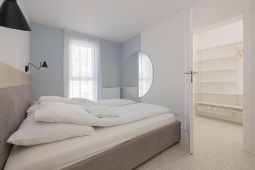 Ένα ή περισσότερα κρεβάτια σε δωμάτιο στο Porta Mare Apartamenty Słoneczne Tarasy