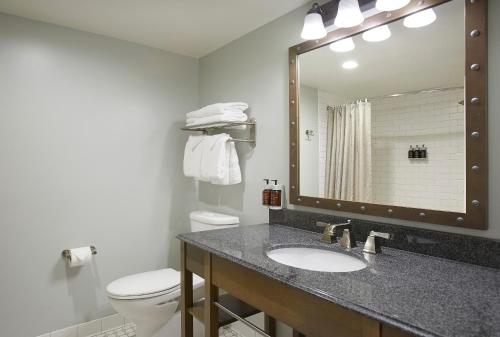 A bathroom at Grand Canyon Railway Hotel