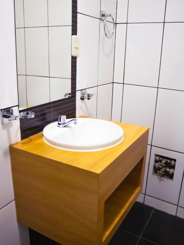 a bathroom with a white sink and a mirror at OQ STANDARD HOTEL - Airport in Arequipa