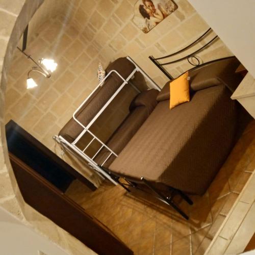 an overhead view of a couch in a room at Agriturismo Al Passaggio di Pirro in Miglionico