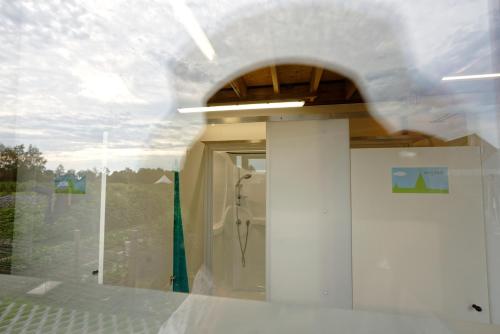 una camera con soffitto bianco e finestra di Landgoed Omorika a Ravels