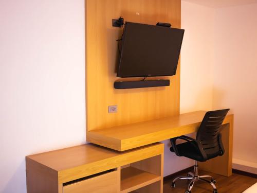a computer desk with a monitor on top of it at OQ STANDARD HOTEL - Airport in Arequipa
