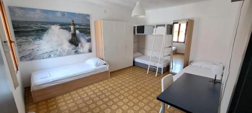 mały pokój z pokojem z łóżkiem i stołem w obiekcie Santoria Casa w Koprze