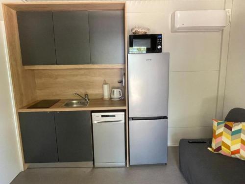 Kuchyňa alebo kuchynka v ubytovaní Mobile home Privlaka