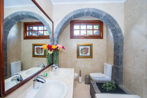 a bathroom with two sinks and two toilets at Casa Seara Piscina, Wifi y 400 metro de la playa, in Arrecife