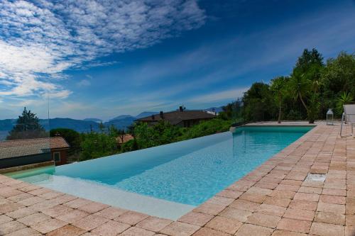 - une piscine dans une villa avec vue dans l'établissement AntiquaeLunae Casali, à Fosdinovo