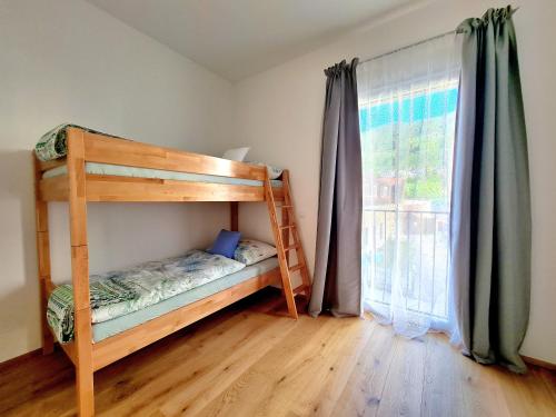 een slaapkamer met een stapelbed en een raam bij Beim Lanner - Franz in Mondsee