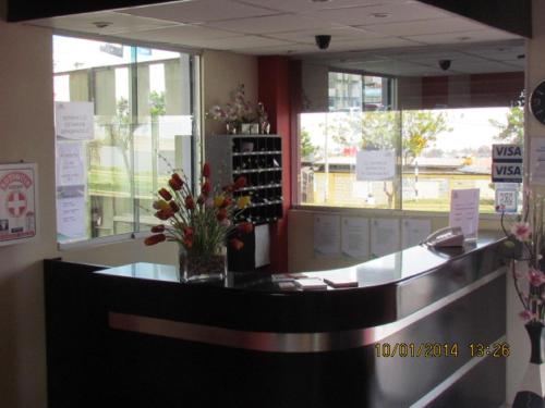 una habitación con un mostrador con un jarrón de flores en Hotel Torresur Tacna, en Tacna
