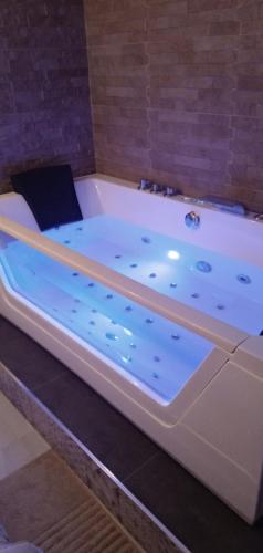 ESTUDIO Jacuzzi SOL De JEREZ في خيريز دي لا فرونتيرا: وجود حوض استحمام أبيض في الغرفة