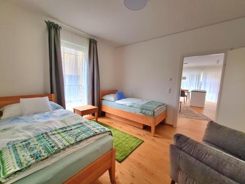um quarto com uma cama, um sofá e um espelho em Beim Lanner - Maria em Mondsee