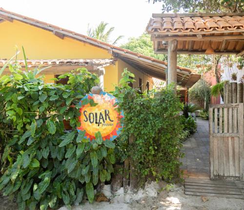 a sign for a cocktail restaurant in front of a house at Pousada Solar Caraíava in Caraíva