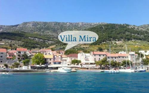 - Vistas a una ciudad con barcos en el agua en Villa Mira en Bol