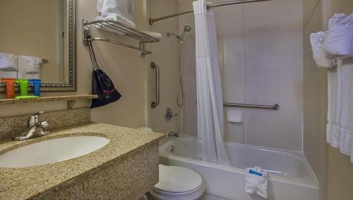 Ένα μπάνιο στο Condo less than 5 min from Airport with Sunset Views