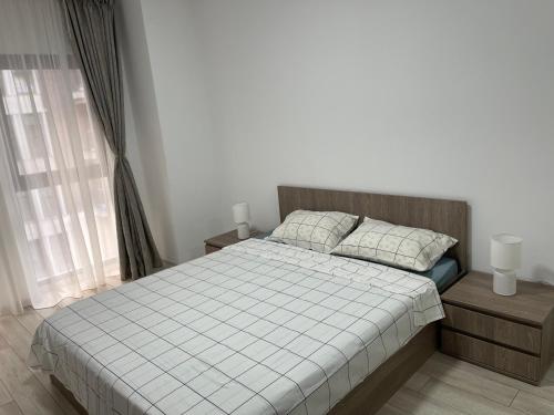 Un pat sau paturi într-o cameră la Moghioros Park Residence Apartment