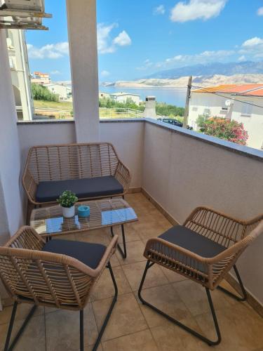 Blue sky apartment by Pag tours