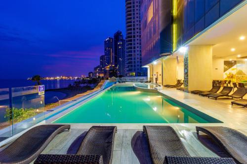 La pileta dentro o cerca de Hotel Cartagena Dubai