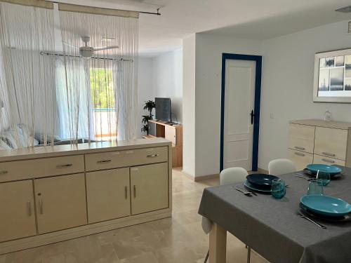 Kép Apartamento con terraza, garaje y piscina a 350m playa szállásáról Garruchában a galériában