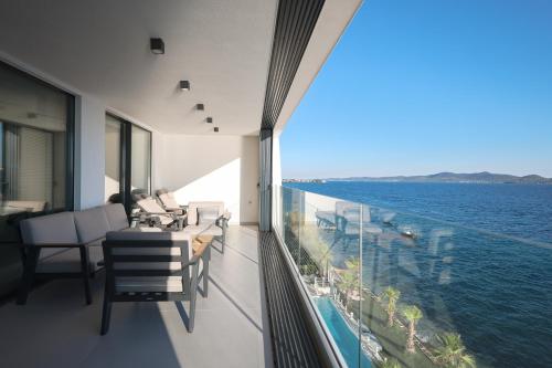 LL luxury penthouse on sea