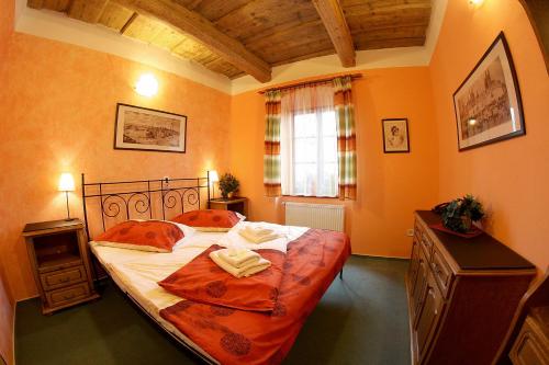 Un pat sau paturi într-o cameră la Mahleruv Penzion Na Hradbach