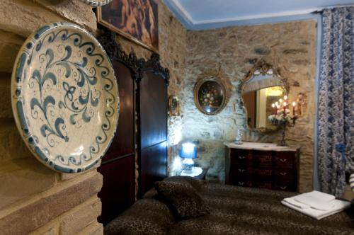 a room with a plate hanging on a wall at Kimera in Piazza Armerina