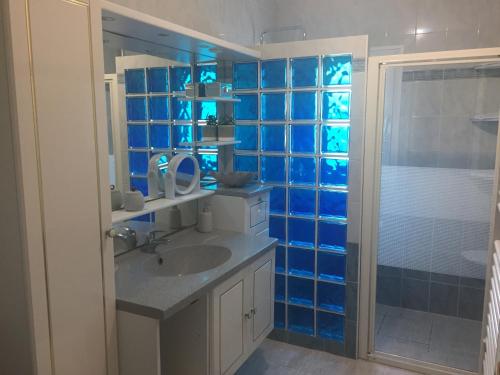 Ένα μπάνιο στο Belle villa avec piscine classée 3 étoiles