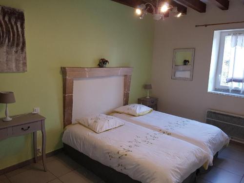 Katil atau katil-katil dalam bilik di Gîte Moncé-en-Belin, 4 pièces, 6 personnes - FR-1-410-207