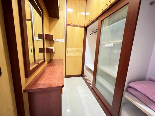 a small room with a walk in closet and a glass door at Jiaxin Homestay - Desa Terbau 家馨民宿 in Johor Bahru