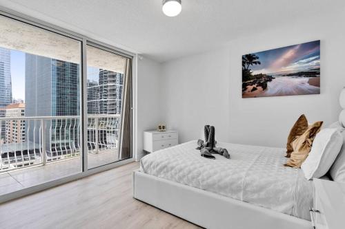 En eller flere senge i et værelse på Modern 2/2 with Beautiful Ocean and Brickell Views