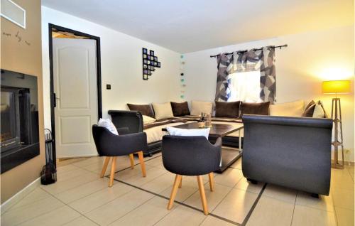 Photo de la galerie de l'établissement 6 Bedroom Cozy Home In Sauveterre, à Sauveterre