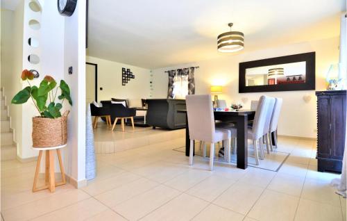 Photo de la galerie de l'établissement 6 Bedroom Cozy Home In Sauveterre, à Sauveterre