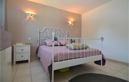 Postel nebo postele na pokoji v ubytování Beautiful Home In Sauveterre With Wifi