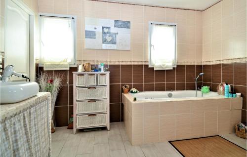 Koupelna v ubytování Beautiful Home In Sauveterre With Wifi