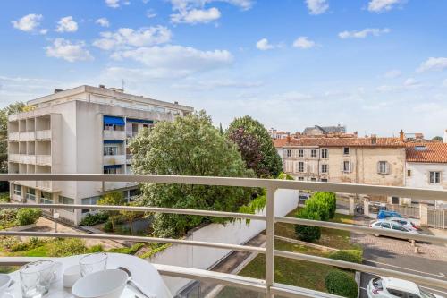 - un balcon avec vue sur un bâtiment dans l'établissement Très bel appartement avec balcon au coeur de La Rochelle - Welkeys, à La Rochelle