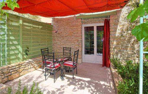 ニヨンにあるPet Friendly Apartment In Nyonsのテーブルと椅子とドアのあるパティオ