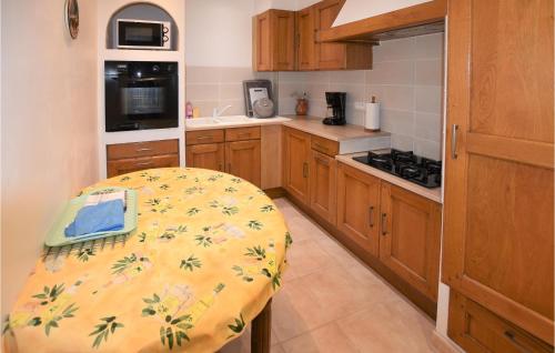 ニヨンにあるPet Friendly Apartment In Nyonsのキッチン(木製のキャビネット、テーブル付)