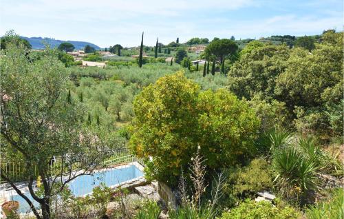 - une vue sur un champ arboré et une piscine dans l'établissement Pet Friendly Apartment In Nyons, à Nyons