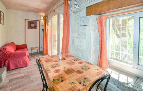 - une table à manger dans une pièce dotée d'un mur en pierre dans l'établissement 1 Bedroom Stunning Apartment In Nyons, à Nyons