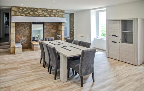 une cuisine et une salle à manger avec une table et des chaises dans l'établissement Gorgeous Home In Ussel With Wifi, à Ussel
