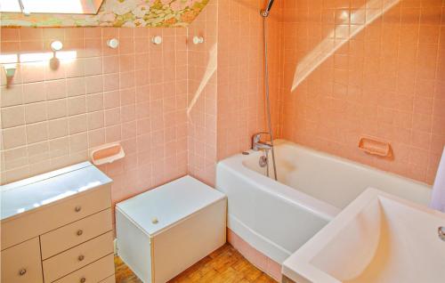 Bilik mandi di 3 Bedroom Awesome Home In Janailhac