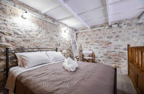 เตียงในห้องที่ Stone Living Stone apartment in Symi (Gialos)