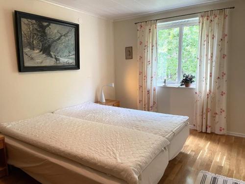 een slaapkamer met een bed en een raam bij Holiday home RIMFORSA V in Rimforsa