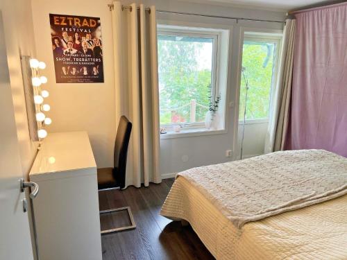 1 dormitorio con cama, escritorio y ventana en Holiday home VÄRMDÖ V en Värmdö