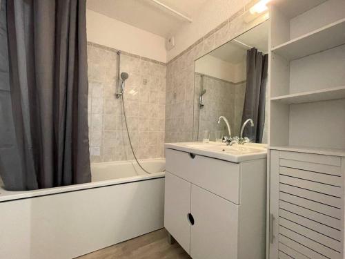 łazienka z umywalką, wanną i prysznicem w obiekcie Duplex 3 pièces rénové avec loggia et garage, cœur de Briançon, proche télécabine, 4-6 couchages - FR-1-330C-130 w mieście Briançon