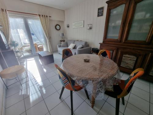 une salle à manger avec une table et des chaises dans l'établissement Charmant T2, terrasse privative, proche plage et commerces - Quartier des Présidents, Les Sables d'Olonne - FR-1-325-124, à Les Sables-dʼOlonne