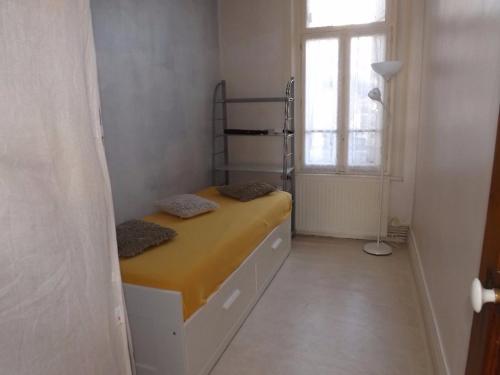 1 dormitorio con litera y ventana en Appartement Berck-Plage, 3 pièces, 4 personnes - FR-1-646-29, en Berck-sur-Mer