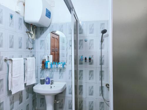 Ванная комната в Moroccan Tile House - Tranquil Estate - Boundary Rd