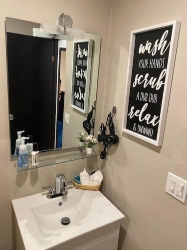 a bathroom with a sink and a mirror at Fontana Sunset in Carolina