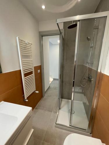La salle de bains est pourvue d'une douche et de toilettes. dans l'établissement Casa Marconi, à Rome